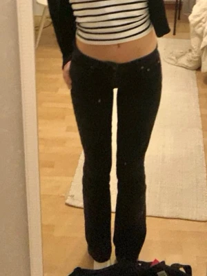 Svarta bootcut jeans Zara - Super fina svarta/gråa jeans ifrån Zara. Jeansen är i superfint skick💕 jag är 179 så de är lite väl korta på mig där av säljer jag