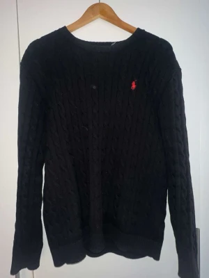 Ralph lauren kabel stickad tröja - Säljer en tvärfet Ralph lauren tröja som är kabelstickad. Tröjan är nästintill helt ny och inga fläckar eller hål. Den är inte urtvättad eller nåt då den är tvättad en gång då jag använt den ca 3 gånger. Passar mig som är 176 men passar något större också. Hör av er vid mer frågor.
