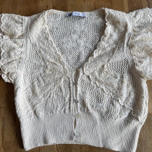 Vit topp från Zara - Säljer denna fina tröja från Zara då den är för stor för mig, den är använd men i väldigt bra skick. 