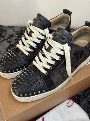 Christian Louboutin Camo - Tja! Säljer dessa Camo Loubsen i storlek 44! Toppenskick förutom ett litet brännmärke på högersula som säkert går att lösa med aceton. Allt OG ingår, jag garanterar äkthet kan bevisas med bild. Hör av dig vid fråga eller fundering!🌟