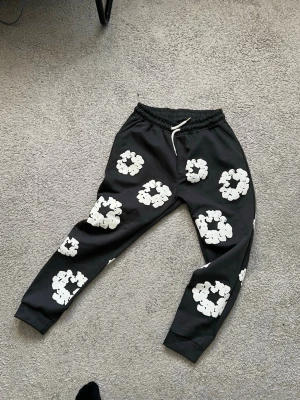 grå byxor med vita blommor - aldrig använd storlek xl