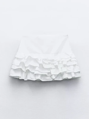 Vit kjol - Jätte fin vit kjol från Zara. Storlek M men passar mig som brukar har S. Inbyggda shorts (ej sånna som ser ut som shorts baktill). Aldrig använd. Köp för 400kr för 2 sommrar sedan. 💕