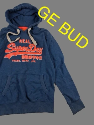 Super Dry hoodie blå - Super Dry hoodie i blå färg bra sick förutom lite sprickor på loggan skriv till mig vid intresse. Inte fast på priset.