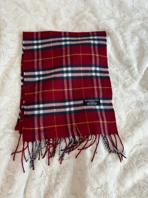 Burberry Scarf - Riktigt fet scarf från Burrbery. Skick 8/10 inget fel på den. Vet inte om den är äkta. 