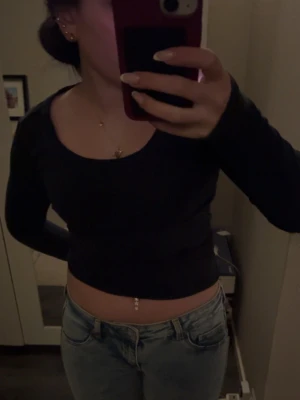 Svart croppad långärmad topp - Snygg svart croppad topp med lång ärm och rundad urringning. Ifrån Lager 157, den är mörkblå men syns dåligt på bilden. PRIS KAN DISKUTERAS!💞