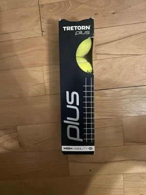 Tretorn Plus tennisbollar - Säljer ett paket Tretorn Plus tennisbollar i high visibility-utförande. Bollarna är klargula med vit söm och kommer i en svart förpackning med tydlig logga. Perfekta för träning eller match på tennisbanan eller padelbanan.