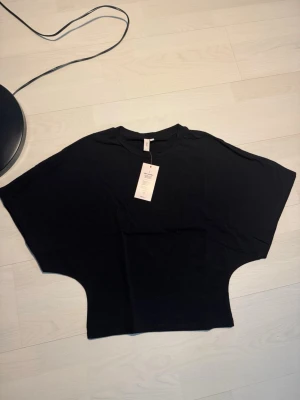 Topp Nelly - Säljer den jättesnygga och populära toppen från Nelly. Aldrig använt, därav är prislappen  kvar.