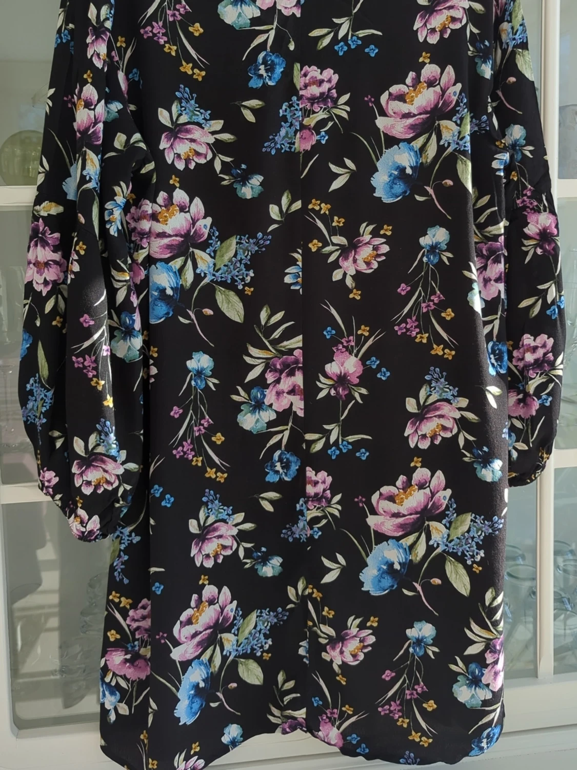 Blommig svart klänning från Xlnt - 2