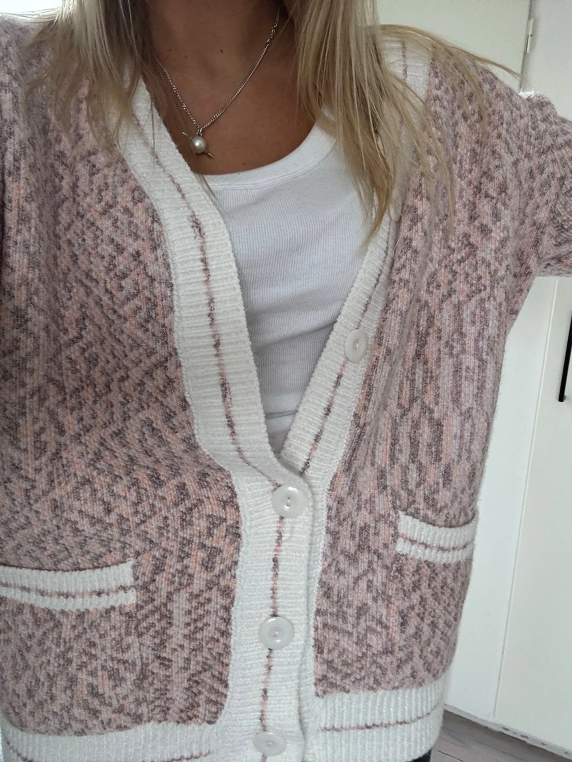 Ljusrosa kofta med mönster - 2