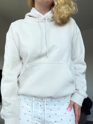 Beige hoodie med luva och ficka från H&M, storlek S - Stilren beige hoodie med luva och ficka framtill. Mjuk och skön! Sparsamt använd. 