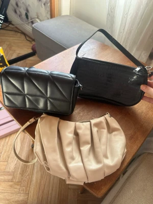 Väskor  - Säljer 3 stycken väskor som ej kommer till användning längre. Säljer dom ihop för 50 kr, man kan köpa en enskild också men man får alla tre för 50kr❤️