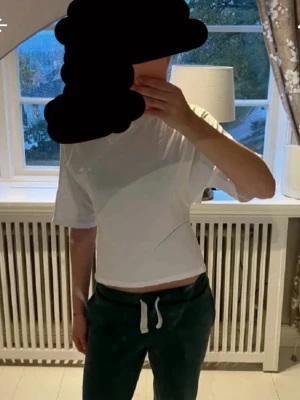 Vit kortärmad topp med knyt i ryggen - Super fin tröja från Gina tricot i storlek XS. Superfint skick då den inte har använts inga defekter💕