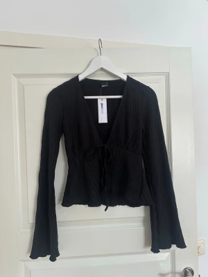 Svart topp från Gina Tricot - Trendig och slutsåld svart topp från Gina Tricot. Aldrig använd med prislapp kvar. Hör av dig vid frågor!