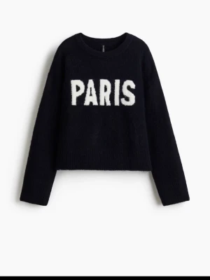 Marinblå stickad tröja med PARIS-tryck - En fin marinblå stickad tröja där det är ett Paris tryck på, är ifrån H&M och är i storlek M. Använd 1 gång och kommer inte till användning pga att de inte riktigt är min stil