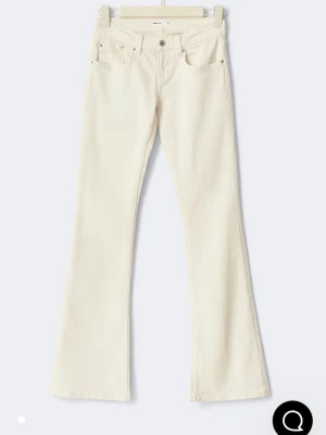 Vita bootcut jeans från Gina - Säljer ett par vita bootcut jeans från Gina tricot. Dem är lågmidjade och långa. Helt oanvända så i helt nytt skick men har dragit av lappen. 