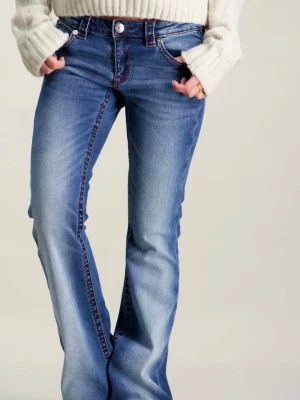 Blå bootcut jeans - Säljer detta par jeans då de inte kommer till användning alls längre, använt de ett fåtal gånger men ser ut att vara helt nyköpta. Inga defekter eller hål. Passar mig perfekt och jag är ca 163 cm lång. Säljer de för 250kr då det inte finns några tecken på användning och köpte de för dyrare pris!💓💓