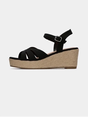 Svarta kilklackssandaler med flätad sula - Snygga svarta sandaler med kilklack och flätad sula i naturfärgat material. Remmar i textil med justerbart spänne runt ankeln. Perfekta för sommarens alla outfits och ger både höjd och komfort. Använt en gång. 