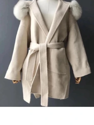 Beige kappa - Stilren beige kappa med stora fickor, knytskärp i midjan och huva med äkta päls. 