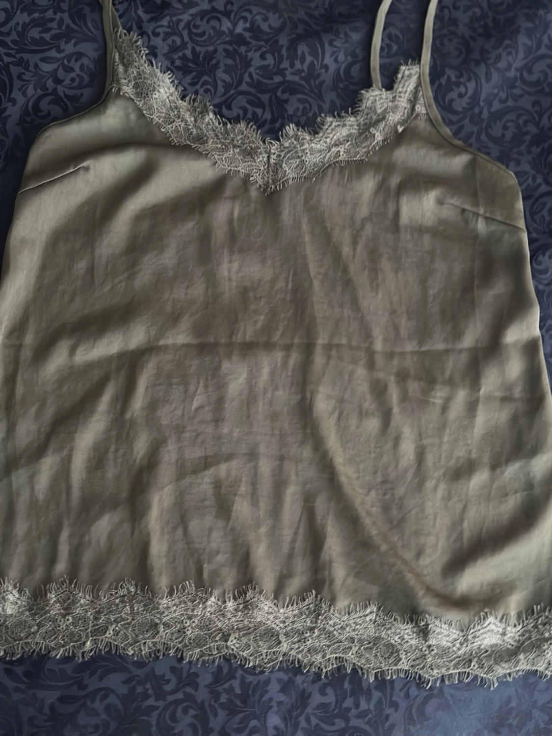 Olivgrönt linne med spetsdetaljer M - 3