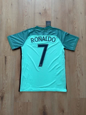 Portugal Cristiano Ronaldo retro fotbollströja - Helt oanvänd med tags kvar och Nike påse. Storlek small. Skriv privat för fler bilder eller vid funderingar! Grön blå aktig färg