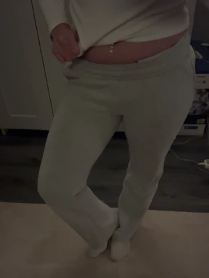 Ljusgrå mjukisbyxor med rak passform - Säljer ett par ljusgrå mjukisbyxor med rak passform och resår i midjan. Byxorna är tillverkade i ett mjukt och bekvämt material, perfekta för chill dagar hemma. PRIS KAN DISKUTERAS!💞