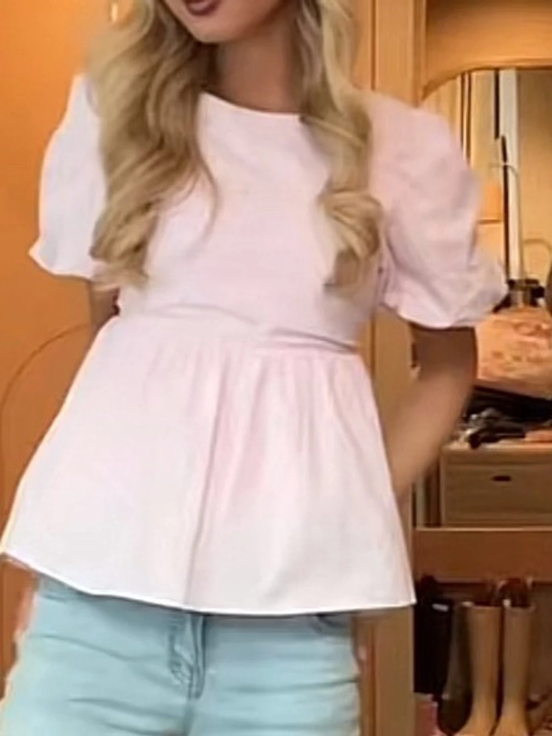 Ljusrosa blus med puffärm och rosett