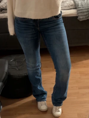 Blå Bootcut jeans - Low waist Bootcut jeans från Gina young! Strl 170 men passar mig som bär S/36💞 Används inte längre men sparsamt använda. Är 163cm för referens. Nypris 299.