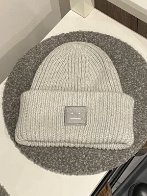 acne mössa - Superfint skick inga defekter