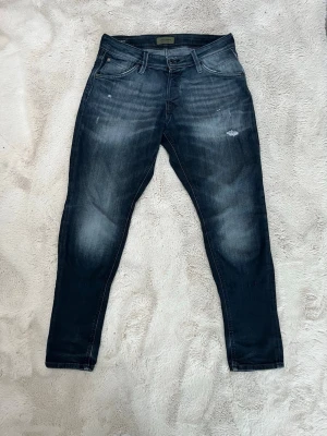 Jack & Jones Slim Glenn – 29/32 - Säljer ett par Jack & Jones Slim Glenn i storlek 29/32. Riktigt snygg tvätt och grym passform. Modellen är slutsåld och svår att få tag på. Slim fit som sitter perfekt och formar benen snyggt. Bra skick utan större tecken på slitage. Perfekta vardagsjeans som funkar till allt. Storlek: 29/32 Modell: Slim Glenn Slutsålda i butik