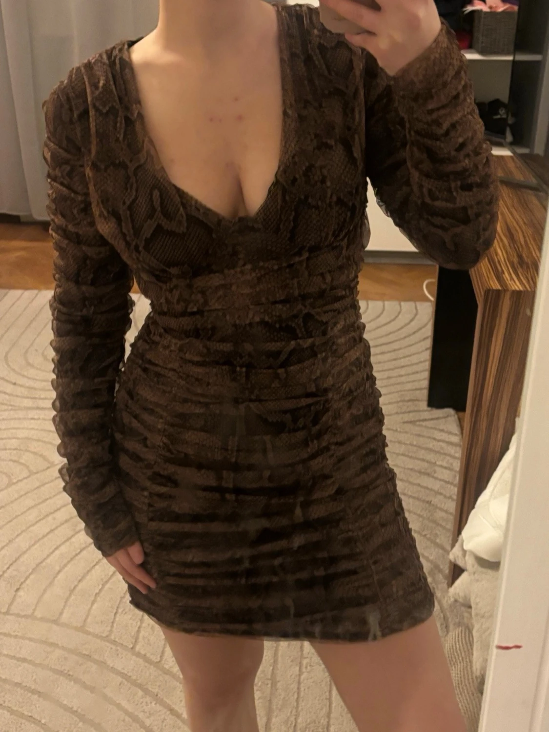 Brun kort klänning med ormmönster - 2