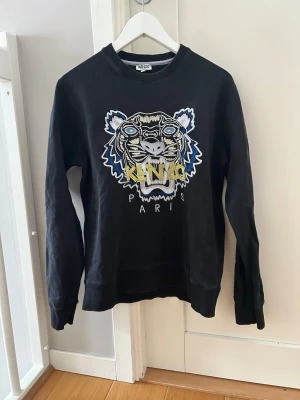 Kenzo tröja - Kenzo tröja i jätte bra skick. Det är en tröja utan luva och väldigt fin tryck på framsidan. 