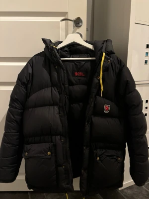 Fjällräven Jacka Dam i Fint Skick - Säljer min älskade fjällräven jacka då jag tyvärr inte får tillräckligt med användning av den 💗🥹Det är modellen Expedition Down i storlek XXS. Super mysig jacka som håller värmen även de kallaste dagarna! ☃️Jackan är inte ny och kan ha små defekter men ger ett mycket fint helhetsintryck! 💓Hör av dig vid intresse, pris kan ev diskuteras 🫶🏼