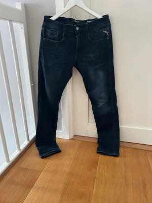 Replay anbass slimfit  - Snygga mörkblå jeans från replay. Dem är som nya och väldigt moderna. Väldigt eftertraktade replay anbass byxor som är slimade.