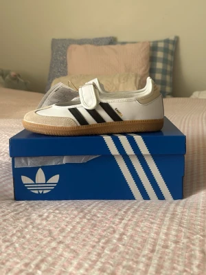 Adidas Samba  Jane vita sneakers - Säljes: Helt nya Samba Jane, storlek 38 Helt nya, aldrig använda Storlek: 38 Pris: 900 kr (satt pris, ingen prutmån) Köparen står för frakten enligt Vinteds fraktalternativ Perfekta skor om du vill ha stilrena och bekväma skor direkt från kartong! ✨ 