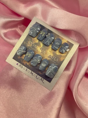 MoonDust (XS);Short Ballerina - Snygga press-on naglar från Vonjua Nails i grått med glittereffekt och vita linjer samt små gulddetaljer. Naglarna har en kort, fyrkantig form och är handgjorda i plast. Perfekt för dig som vill ha en unik och kreativ look.