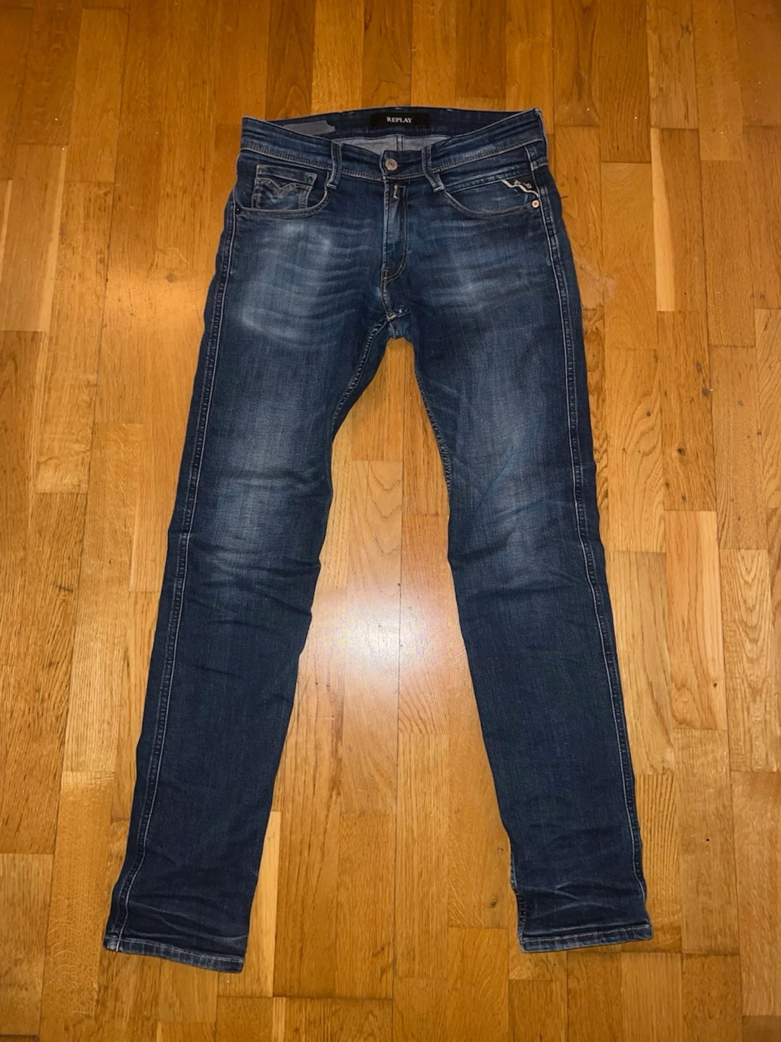 Mörkblå slim fit jeans från Replay