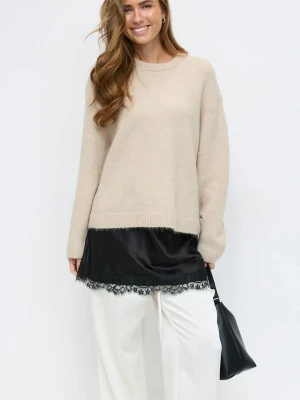 Beige oversized stickad tröja - Beige oversized stickad tröja med rund halsringning och långa ärmar. Tröjan har en enkel, avslappnad passform och ribbade muddar vid ärmslut och nederkant. Perfekt att styla för en mysig vinter, vår och höst.💕🩷 har haft på mig under sommarkvällar 2025!!