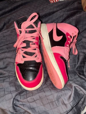 Jordan 1 mid coral chalk - Jordan 1 mid coral chalk i storlek 37.5