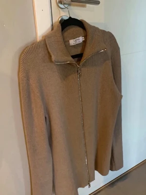 Beige cardigan från Ljung by Marcus Larsson - Nästintill helt ny zip up tröja/cardigan från Ljung, Använd endast fåtal gånger, Storlek S