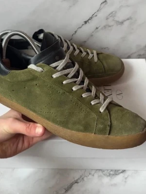 Golden goose skor  - Gröna Golden goose skor i storlek 41, allmänt använda med lite slitnad som du ser på bilden, men inget mer än så. Hör av dig vid fler frågor eller funderingar!