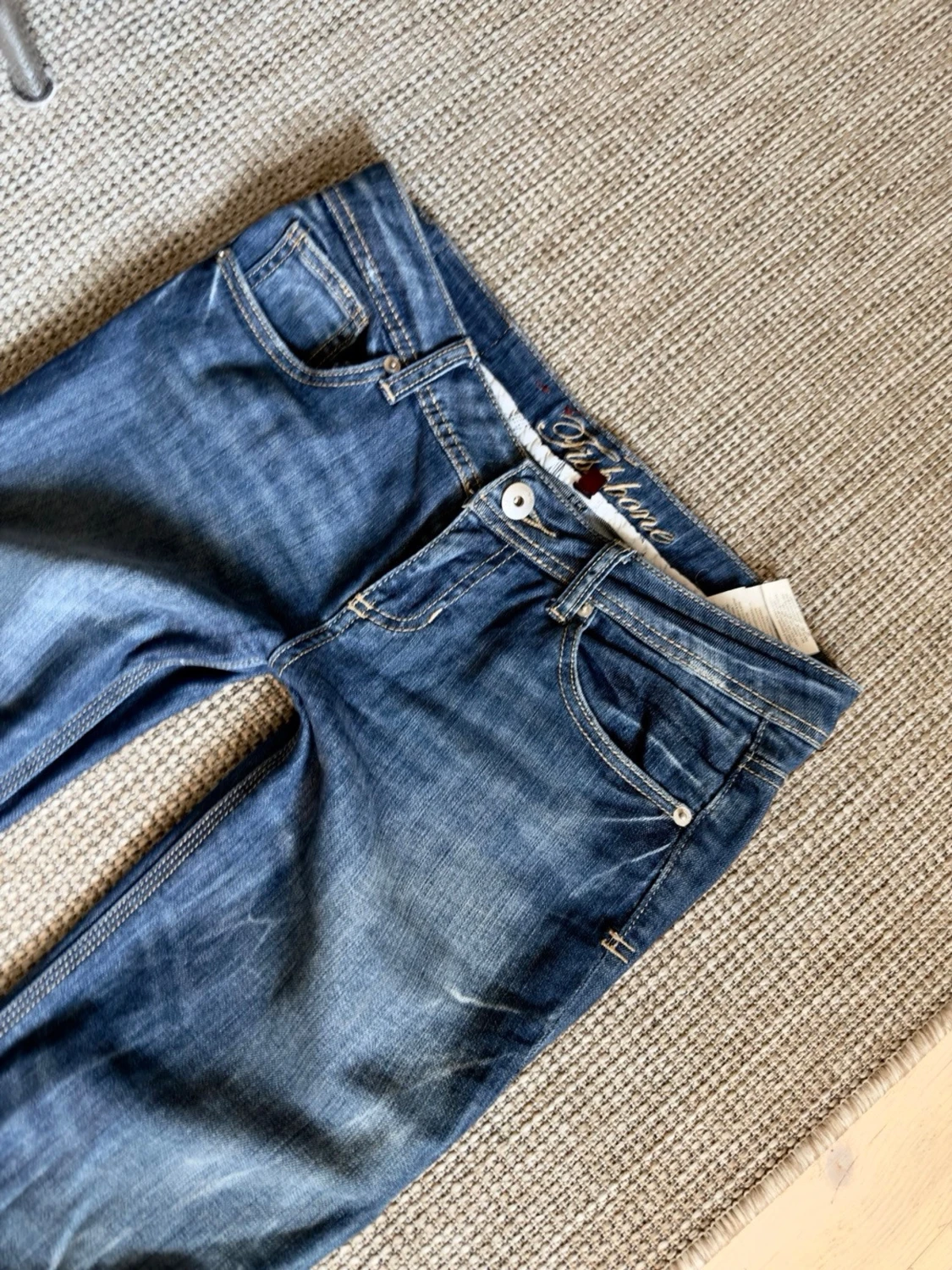 Blå bootcut jeans med fickdetaljer - 5