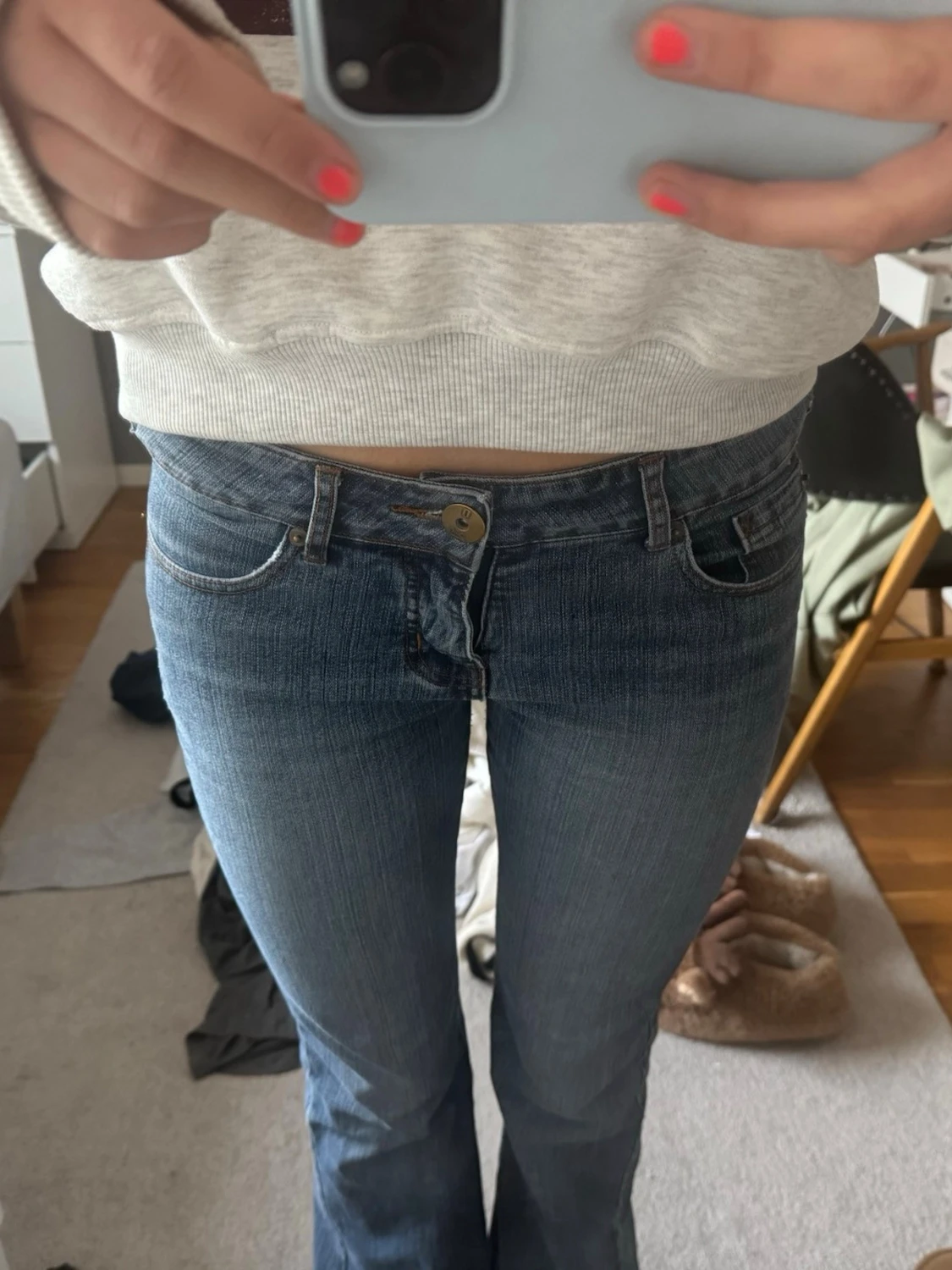 Blå bootcut jeans med broderad ficka