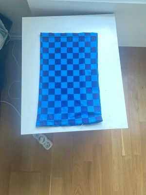 Blåblå buff  - Säljer en blåblå buff som jag köpte på julmarknaden 2025. Jag köpte buffen för 200kr, vilket är priset jag säljer den för, för att jag bara använt den 1-3 gånger. Otroligt skönt material, stretchig och perfekt att bära just nu när det är kallt.