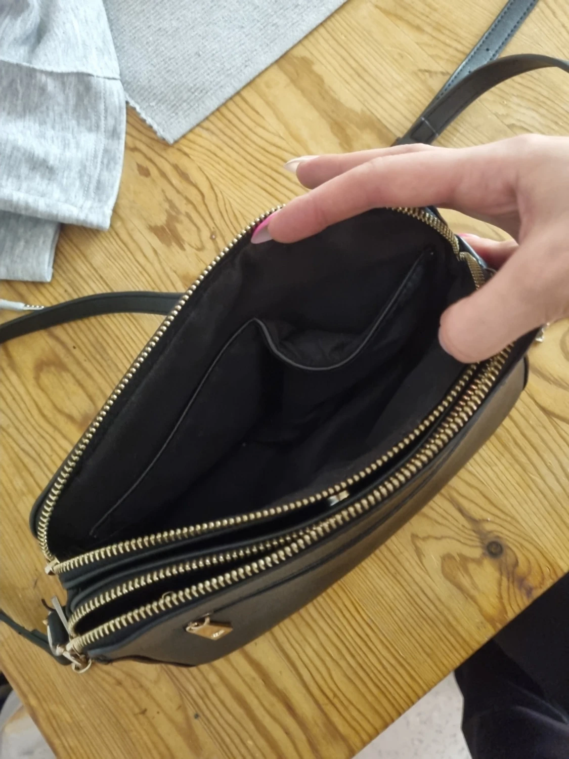 Svart axelväska med gulddragkedjor - 2