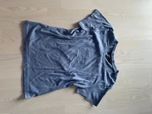 T-Shirt  - Blå t-shirt från Bik Bok, superskönt och urtvättad! 💙