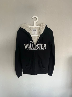 Hollister hoodie - Säljer denna feta hollister hoodien som är lurvig inuti. Varm och skön | storlek Xs | väldigt fint skick, inga defekter.