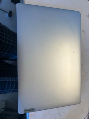 Lenovo silverfärgad laptop - Snygg och stilren bärbar dator från Lenovo i silverfärgat metallskal. Tangentbordet är svart med vita tecken och har en modern design. Perfekt för studier, surf eller gaming. Skärmen har tunna kanter och datorn känns lätt och smidig att ta med sig.