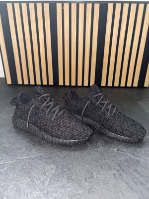 Ny Yeezy Adidas skor svart - Nypris -2500. Säljer pga för stor storlek