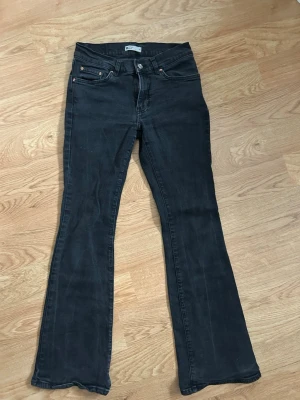 Svarta bootcut jeans från Gina  - Snygga svarta bootcut jeans från Gina. Jeansen har en lätt utsvängd passform nedtill och sitter skönt. Low/mid rise.💗💗