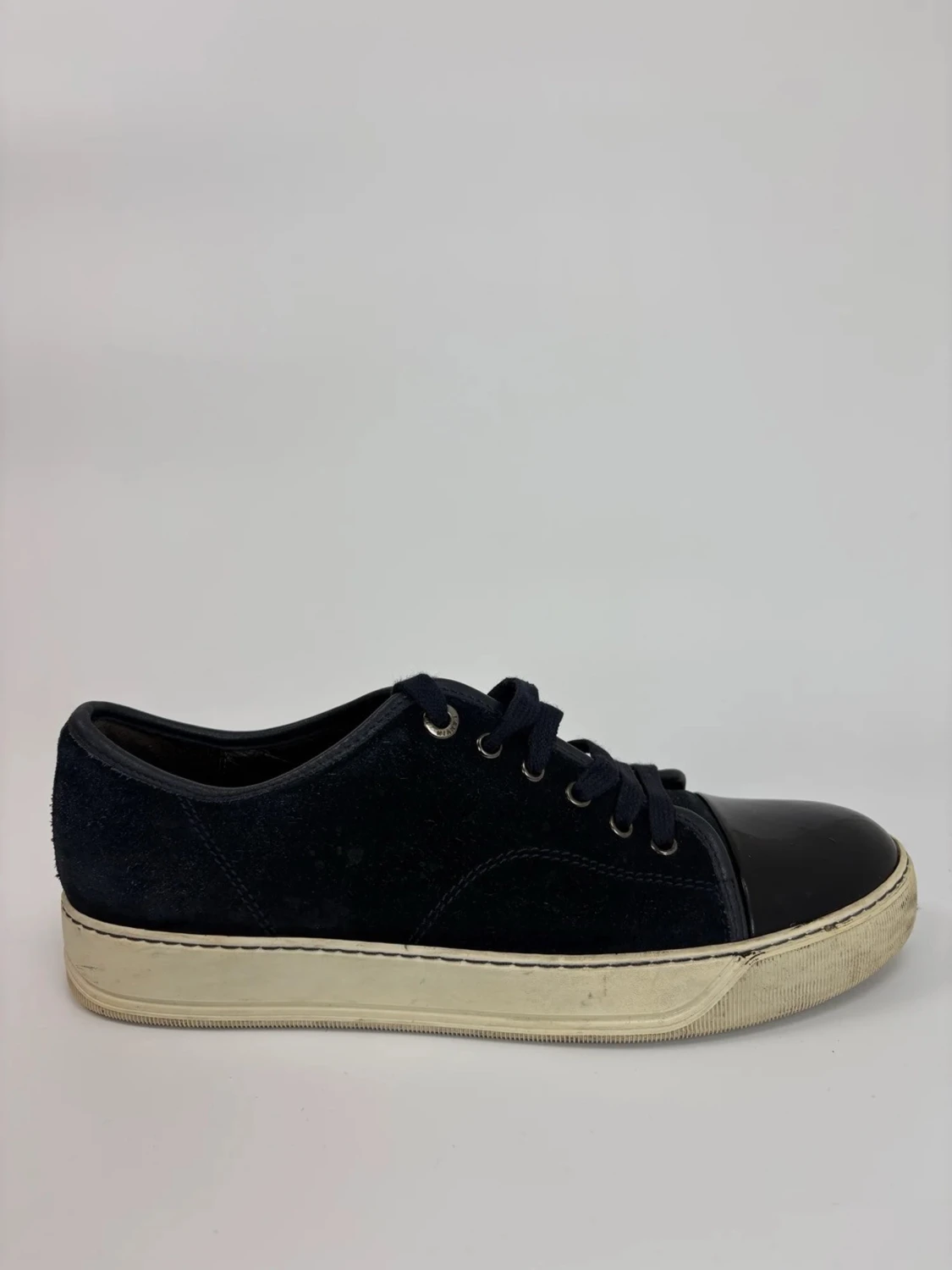 Mörkblå Lanvin sneakers med lackad tå